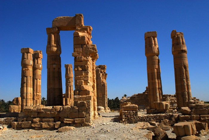 Các nhận định về sức khỏe của Amenhotep III dường như được truyền tải qua phù điêu từ các bức tường của ngôi đền thần Soleb ở Nubia, miêu tả Amenhotep trong tình trạng đau yếu.