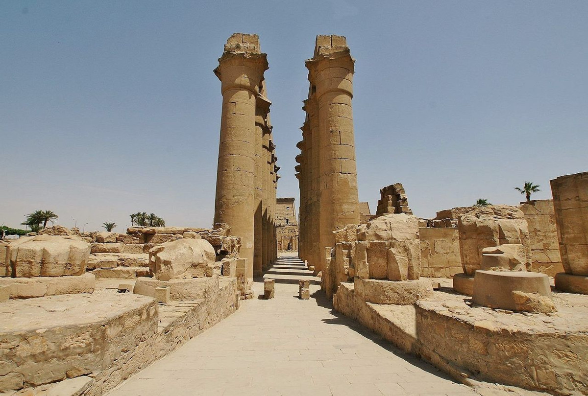 Triều đại Amenhotep III là một thời kỳ phát triển rực rỡ về kinh tế, văn hoá, nghệ thuật của Ai Cập. Đó là lúc Ai Cập trở thành là một cường quốc hùng mạnh, nhận được triều cống từ nhiều quốc gia lân bang.