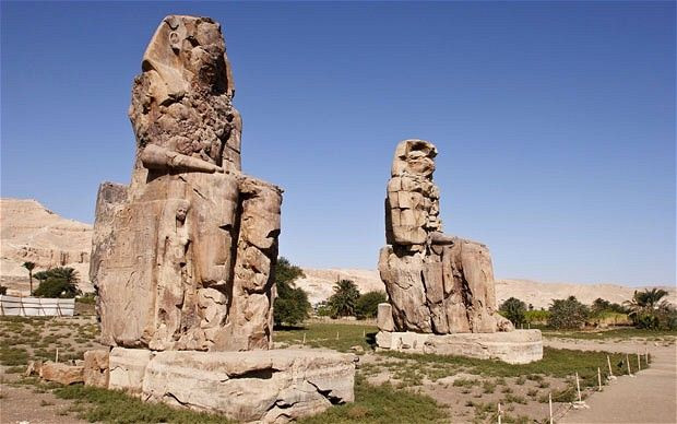 Ngược dòng lịch sử Amenhotep III là vua thứ 9 của vương triều 18 – Ai Cập cổ đại. Ông dường như đã lên ngôi khi vẫn còn là một đứa trẻ, có lẽ trong độ tuổi từ 6 - 12. Có khả năng là có một quan nhiếp chính đã thay mặt cho ông trong những năm đầu trị vì.