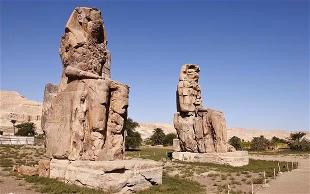 Ngược dòng lịch sử Amenhotep III là vua thứ 9 của vương triều 18 – Ai Cập cổ đại. Ông dường như đã lên ngôi khi vẫn còn là một đứa trẻ, có lẽ trong độ tuổi từ 6 - 12. Có khả năng là có một quan nhiếp chính đã thay mặt cho ông trong những năm đầu trị vì.