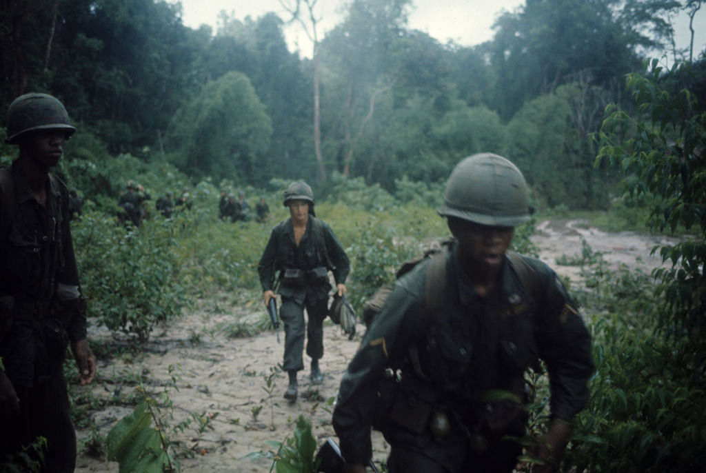 Cuộc hành quân xuyên rừng trong cơn mưa. Ảnh: Jean-Claude Sauer.