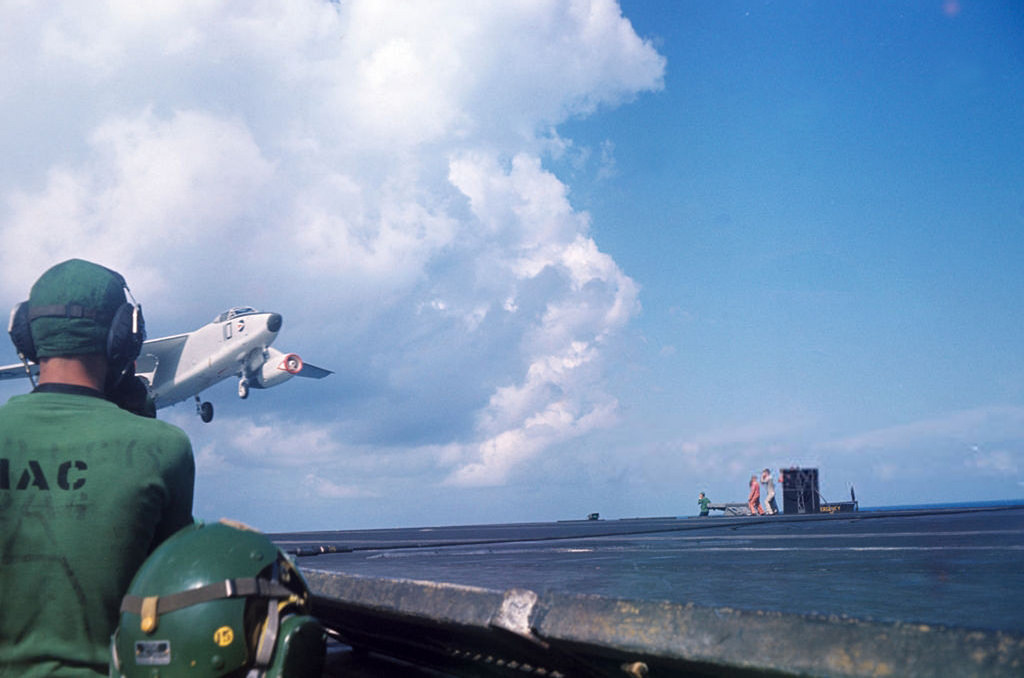 Chiến đấu cơ Mỹ hạ cánh trên tàu sân bay trước sự quan sát của các quan chức quốc phòng hàng đầu. Ảnh: Jean-Claude Sauer.