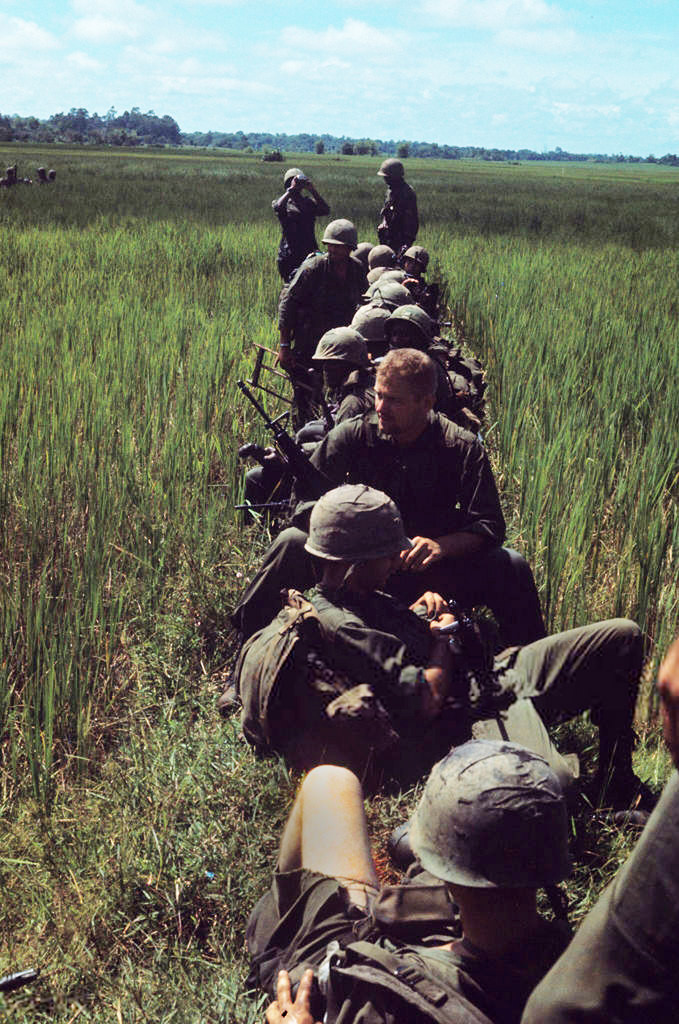 Lính Mỹ nghỉ ngơi trên bờ ruộng. Ảnh: Jean-Claude Sauer.