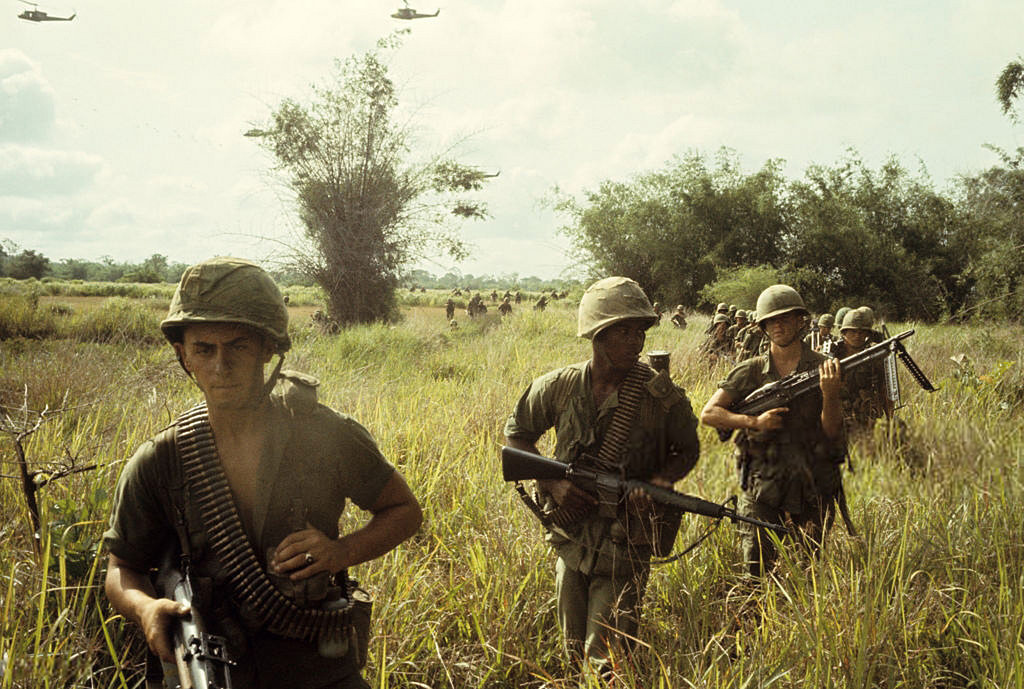 Binh lính Mỹ hành quân trên đồng cỏ. Ảnh: Jean-Claude Sauer.