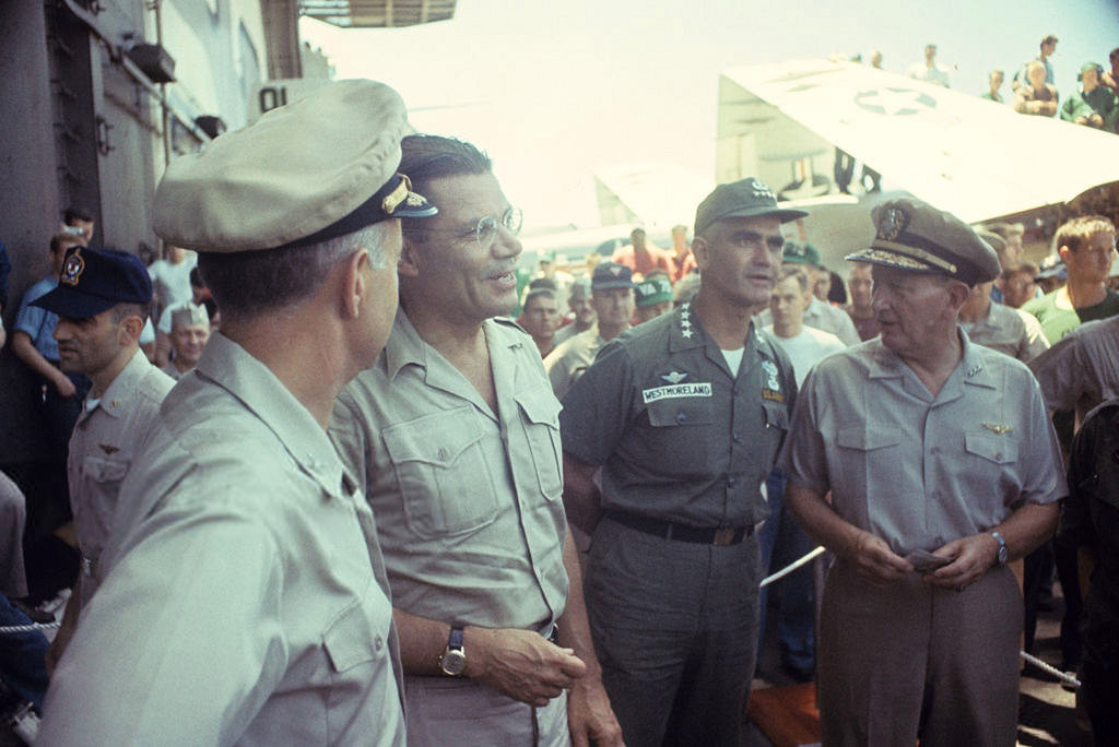 Tướng Westmoreland tháp tùng Bộ trưởng McNamara trong chuyến thăm tàu sân bay Mỹ ngoài khơi Việt Nam. Ảnh: Jean-Claude Sauer.