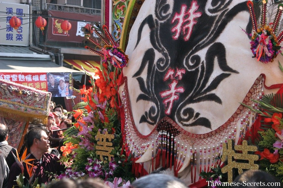 Phong tục này được ho có từ thời những người từ đại lục đến đảo Đài Loan. Họ nuôi béo lợn và tế thần để cầu xin thần linh bảo vệ người dân khỏi thú dữ và các tai ương khác và cũng là nghi lễ hàng năm đánh dấu sự ra đời của Tổ sư Công, một vị thần của đạo Lão.