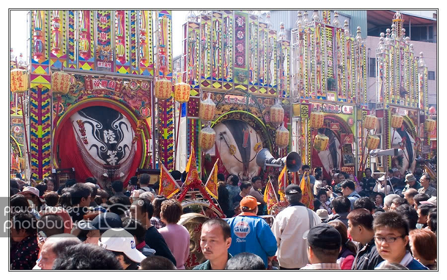 Sau đó, nó được đưa đi diễu hành trên qua đường phố của quận Sanhsia.