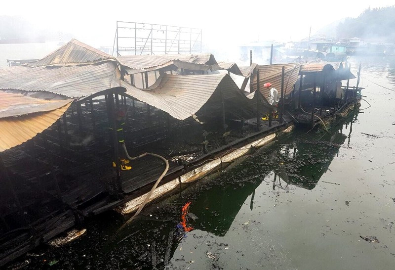 Thap huong bat can, mot nha be bi thieu rui