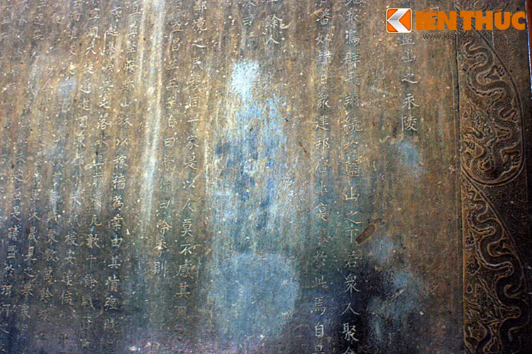 Văn bia viết trên một mặt, trán bia viết chữ kiểu triện, thân bia gồm 25 cột chữ viết chân. Nội dung bia ngắn gọn, súc tích, thuật lại thân thế sự nghiệp của vua Lê Thái tổ, quá trình khởi nghĩa Lam Sơn cho đến khi đánh tan quân Minh, xây dựng lại quốc gia Đại Việt.