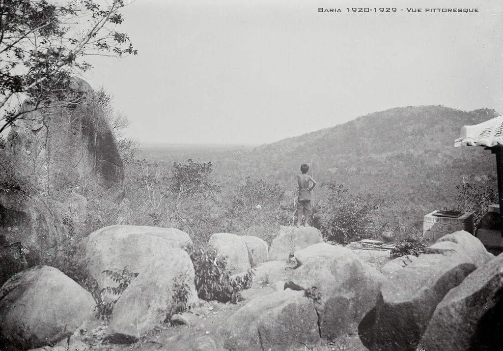 Khung cảnh nhìn từ sườn núi phía sau Dinh Cô.