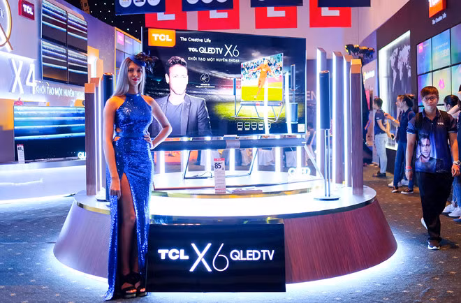  X6 là dòng TV cao cấp nhất hiện tại của TCL. Giá bán của mẫu TV flagship này được hãng công bố là 269 triệu đồng vào thời điểm ra mắt hồi tháng 4/2018. TV X6 có kích thước màn hình 85 inch, tấm nền chấm lượng tử QLED do TCL và Samsung hợp tác nghiên cứu. Model X6 trang bị công nghệ âm thanh vòm Dolby Atmos cùng hệ thống loa Harman Kardon 7.1.4 công suất 350 Watt cho trải nghiệm âm thanh ấn tượng. Ngoài thanh loa soundbar phía dưới màn hình, X6 còn đi kèm nhiều loa vệ tinh. Có giá cao hơn cả TV cao cấp của Sony, nhưng TCL X6 hiện không còn được bán rộng rãi ở Việt Nam. Model này chỉ còn xuất hiện trên website của TCL.