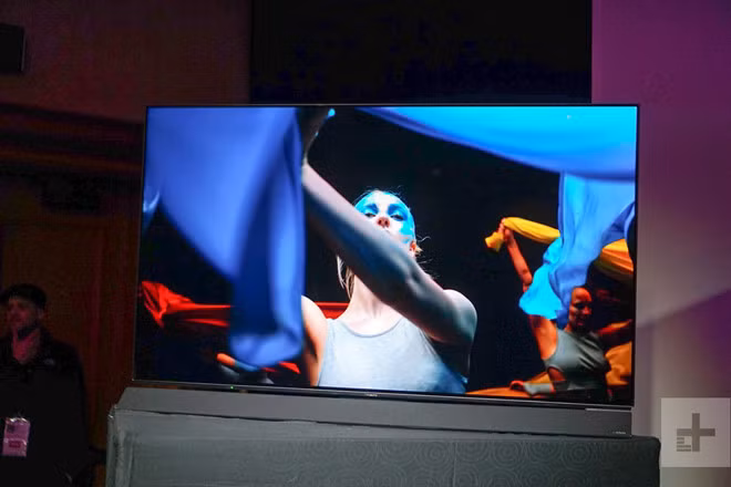  Panasonic FZ950 được trang bị công nghệ màn hình OLED. Thiết kế của model này không quá nổi trội với soundbar đặt bên dưới. FZ950 có kích thước 65 inch đạt chuẩn HDR10+. Trí thông minh nhân tạo trong bộ xử lý hình ảnh HCX của máy giúp cải thiện chất lượng hình ảnh khi phát những nội dung HDR10 thông thường. Hãng cũng tích hợp cảm biến để máy tự động điều chỉnh độ sáng so với môi trường xung quanh. Giá bán của FZ950 là 74,4 triệu đồng. Ảnh: Digitaltrends.