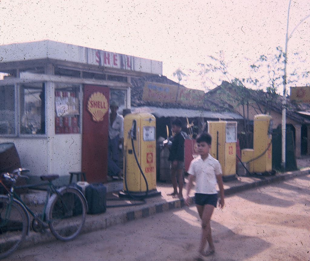 Trạm xăng Shell ở trung tâm thị trấn Củ Chi năm 1966 - 1967. Ảnh: Allen Hinnman.
