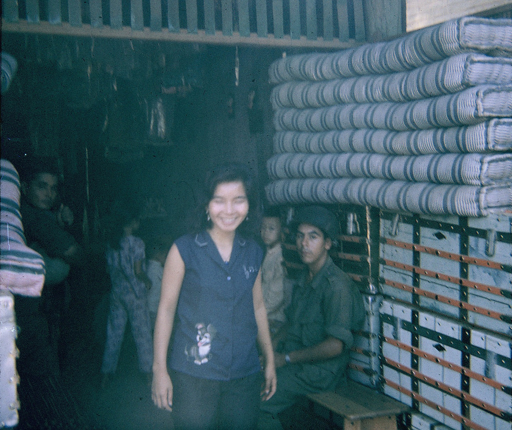 Nụ cười của cô gái bán hàng ở Củ Chi. Ảnh: Allen Hinnman.