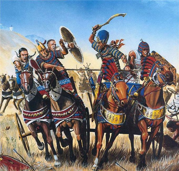 Ngoài cung tên, các chiến binh trên xe ngựa kéo cũng được trang bị giáo và kiếm cho những trường hợp cận chiến.