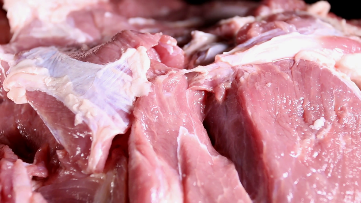 Tiếp đó, khi xẻ ra, thịt lợn là thứ có màu sắc, kết cấu giống với thịt người nhất so với thịt các loài vật khác.