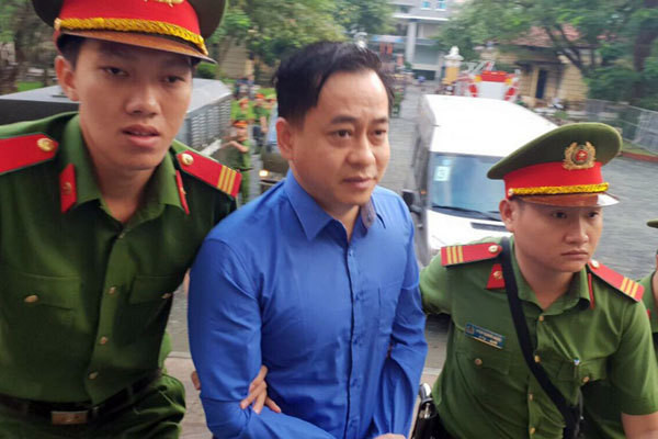 Bao boi bat ngo giup Vu 