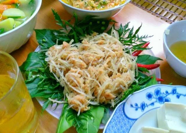 Ở phương Tây, bì lợn là nguyên liệu dùng để… nấu keo. Tại Việt Nam, đó là nguyên liệu cho nhiều món ăn hấp dẫn như bóng bì, nem chạo… Mời quý độc giả xem video: Đi tìm Tết Việt. Nguồn: VTC14.