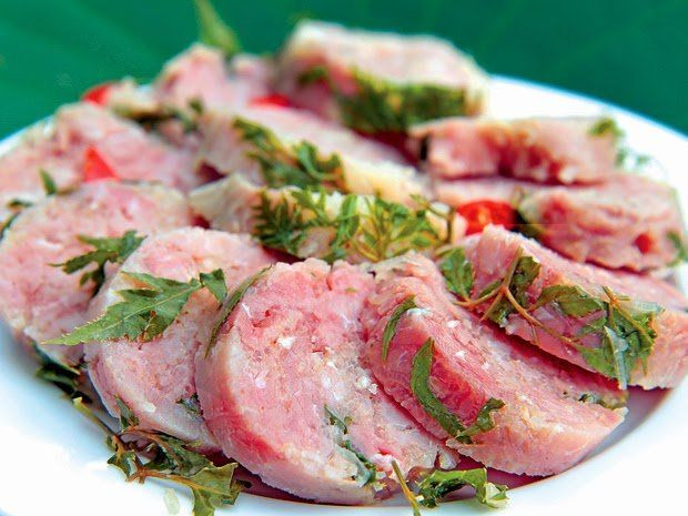 Nem nắm, nem chua hay nem Phùng của Việt Nam đều là các món làm từ thịt lợn sống lên men. Cách chế biến các món này có thể khiến cư dân nhiều quốc gia rùng mình.