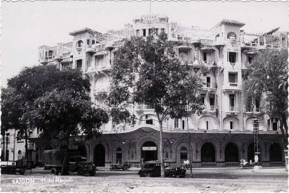 Một bức ảnh chụp khách sạn Majestic vào khoảng thập niên 1940. Kiến trúc ban đầu của khách sạn từng bị đánh giá là "kỳ quặc".