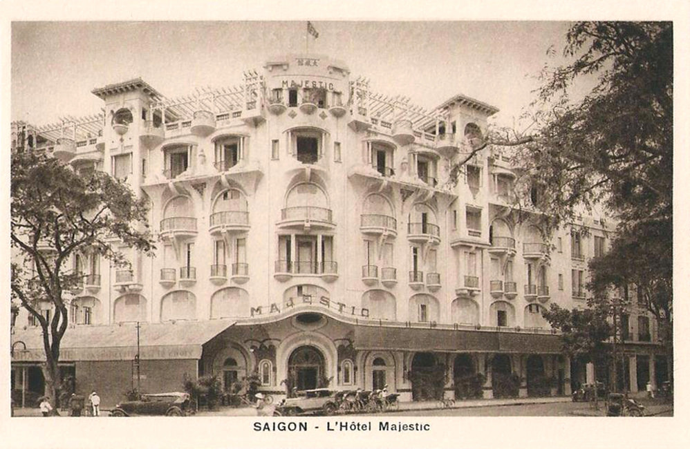 Tấm bưu thiếp cổ của Pháp in hình khách sạn Majestic, đầu thế kỷ 20. Kiến trúc của khách sạn thời điểm mới xây dựng có nhiều khác biệt so với ngày nay. Người bỏ tiền xây dựng khách sạn là Hứa Bổn Hỏa (chú Hỏa), một thương gia Việt gốc Hoa giàu có bậc nhất Sài Gòn xưa.