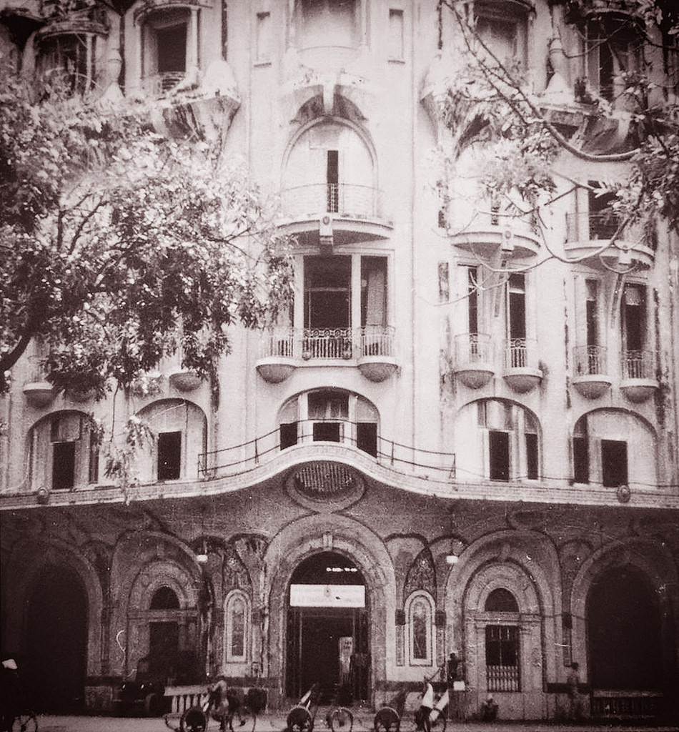 Cửa chính của khách sạn, 1940.