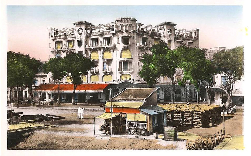 Khách sạn Majestic trong một bưu thiếp tô màu đầu thế kỷ 20. .