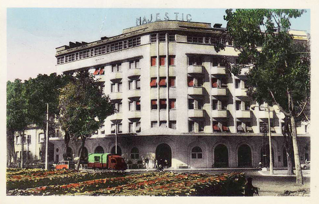 Khách sạn Majectic vào thập niên 1950. Lúc này kiến trúc của khách sạn đã được sửa đổi, lược bỏ bớt các chi tiết "rườm rà".