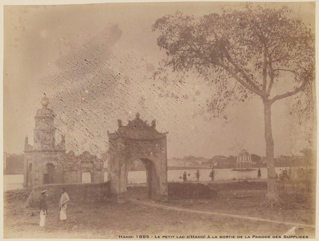 Khung cảnh nhìn từ cổng trong chùa Báo Ân, 1885.