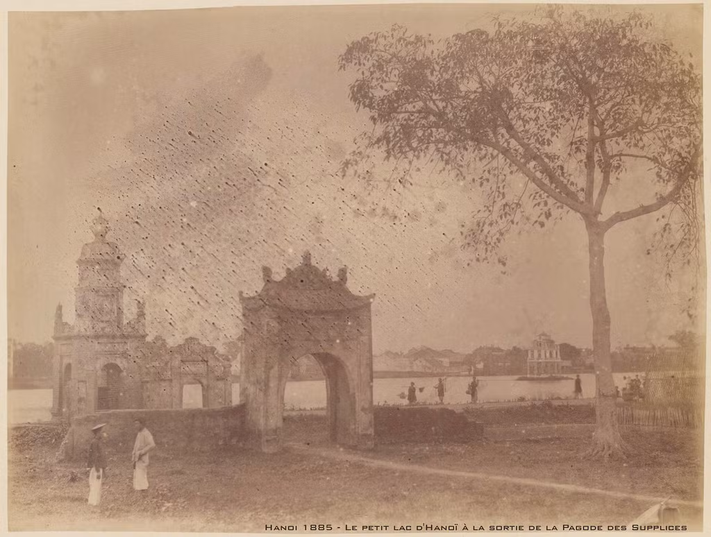 Khung cảnh nhìn từ cổng trong chùa Báo Ân, 1885.