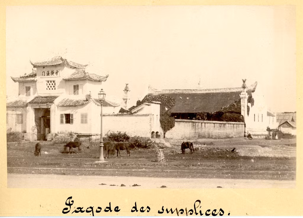 Chùa Báo Ân nhìn từ bên ngoài. Công trình bên trái là tháp chuông, bên phải là chính điện, 1885.