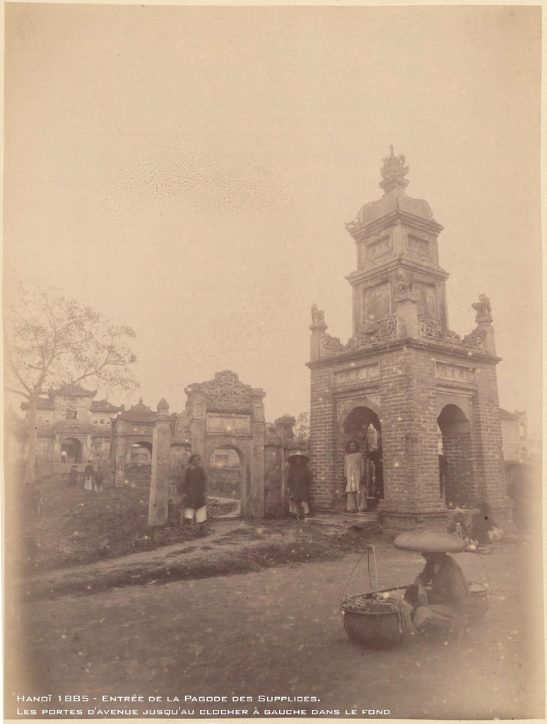 Lối vào chùa năm 1885. Công trình ngoài cùng là tháp Hòa Phong. Nối với tháp Hòa Phong là một cánh cổng nhỏ, phía sau là một cổng khác, trong cùng là tháp chuông.