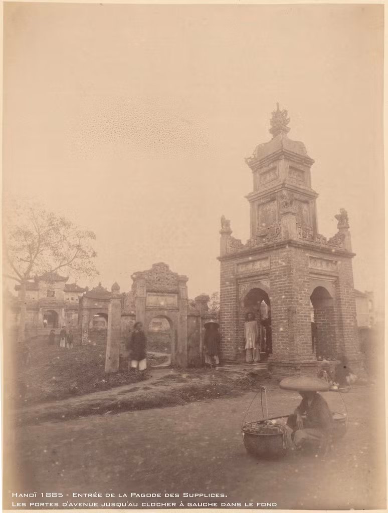 Lối vào chùa năm 1885. Công trình ngoài cùng là tháp Hòa Phong. Nối với tháp Hòa Phong là một cánh cổng nhỏ, phía sau là một cổng khác, trong cùng là tháp chuông.