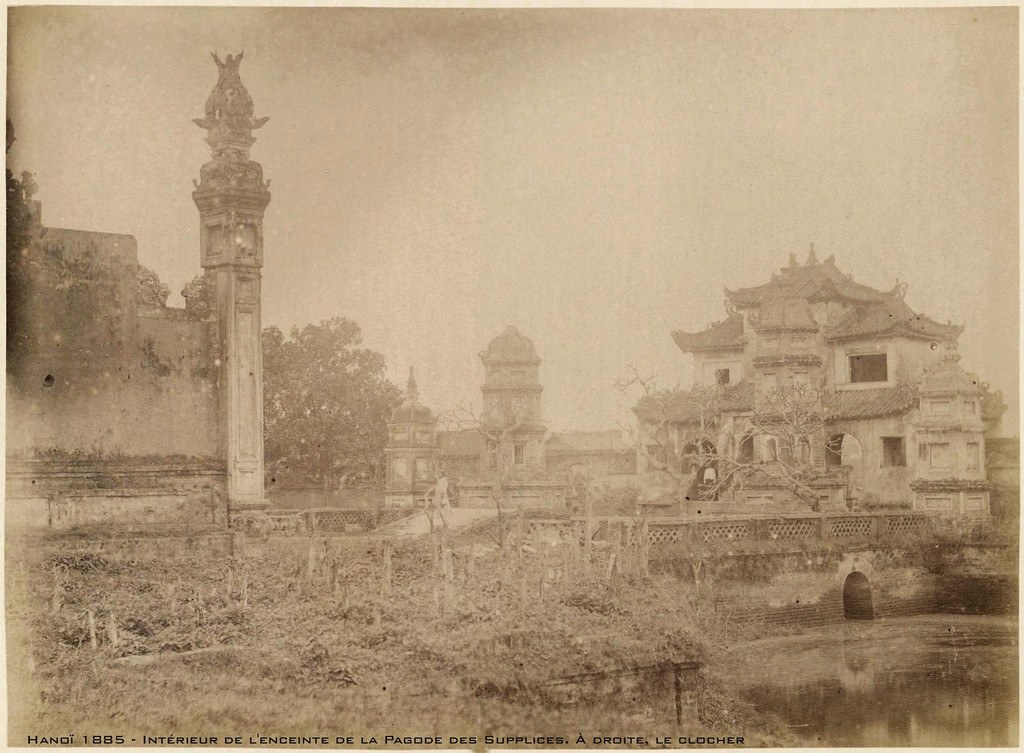 Từ trong khuôn viên chùa nhìn ra phía tháp chuông.