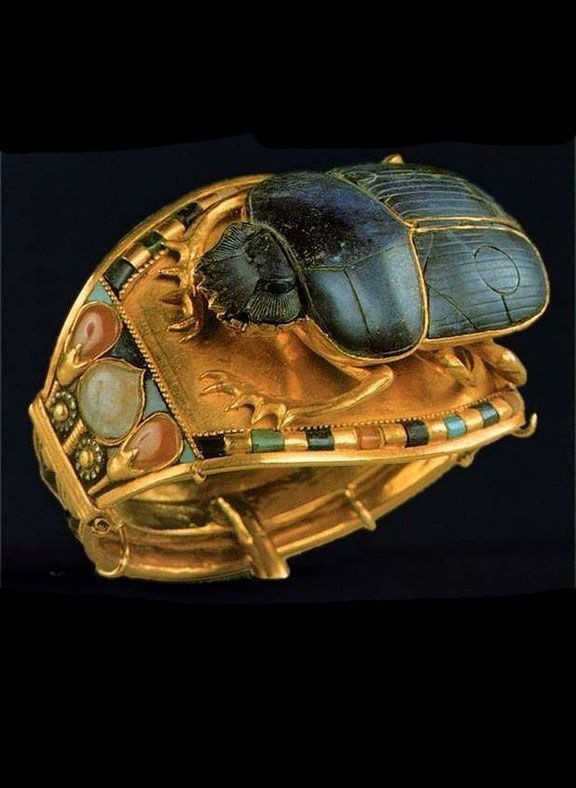 Vì vậy, biểu tượng về loài bọ cánh cứng này rất phổ biến trong những chiếc bùa hộ mệnh và các đồ trang sức.