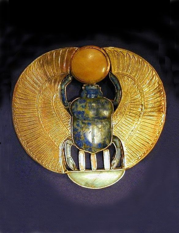 Con bọ hung là một biểu tượng cực kỳ quan trọng của Ai Cập cổ đại. Theo quan niệm của họ là đại diện của thần mặt trời Khepri, một trong những vị thần quyền năng nhất.