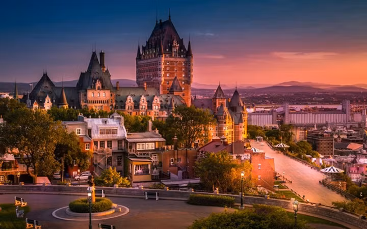 Canada hiện có 46 tỷ phú, tăng trưởng 28% so với năm ngoái. Tỷ phú Divid Thomson là người giàu nhất nước này với tài sản 26,7 tỷ USD. (Ảnh: Shutterstock)