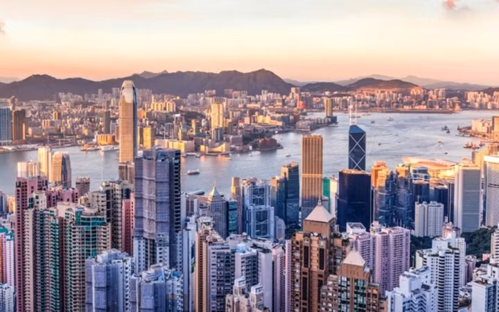 Hong Kong có 67 tỷ phú. Danh sách tỷ phú của Hong Kong hầu hết đều trên 50 tuổi. (Ảnh: Shutterstock)