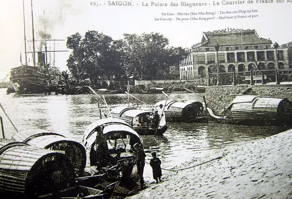 Năm 1911 (Tân Hợi): Người thanh niên Nguyễn Tất Thành (tức Chủ tịch Hồ Chí Minh) xuống tàu Latouche-Tréville tại Bến Nhà Rồng (Sài Gòn), ra đi tìm đường cứu nước.
