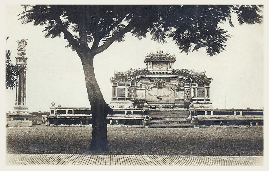 Bia Quốc học Huế trong bức ảnh không rõ năm chụp, đầu thế kỷ 20. Công trình được khởi công xây dựng ngày 12/5/1920; kinh phí thi công là gần 10.000 đồng, và hoàn thành ngày 18/9 cùng năm.