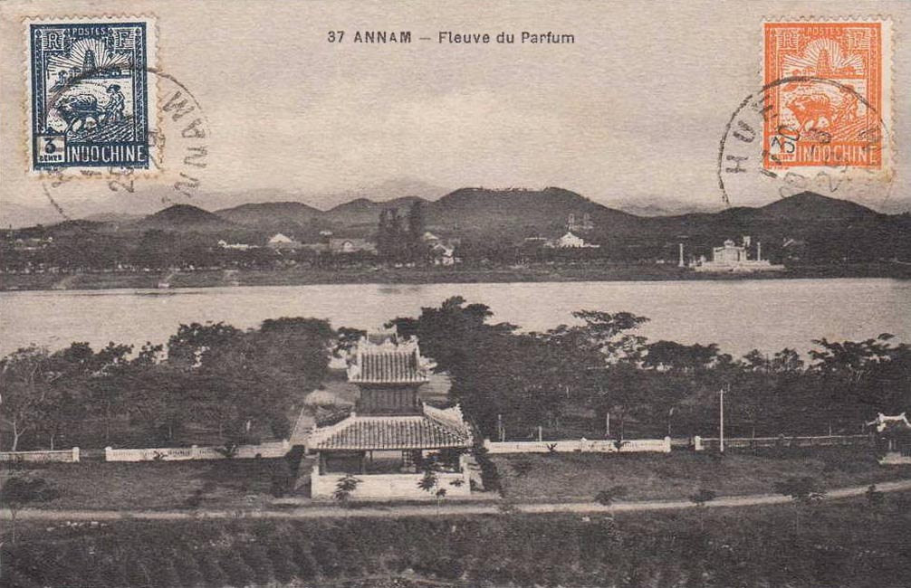 Tấm bưu thiếp in hình sông Hương - núi Ngự, đầu thế kỷ 20. Bia Quốc học Huế nằm bên kia sông, ở bên phải.