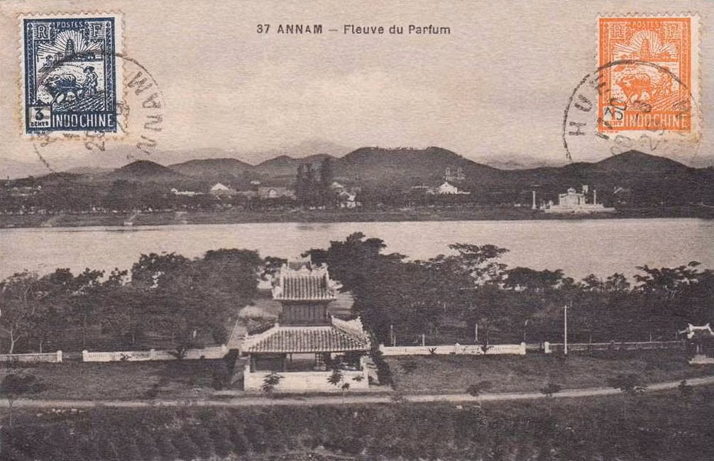 Tấm bưu thiếp in hình sông Hương - núi Ngự, đầu thế kỷ 20. Bia Quốc học Huế nằm bên kia sông, ở bên phải.