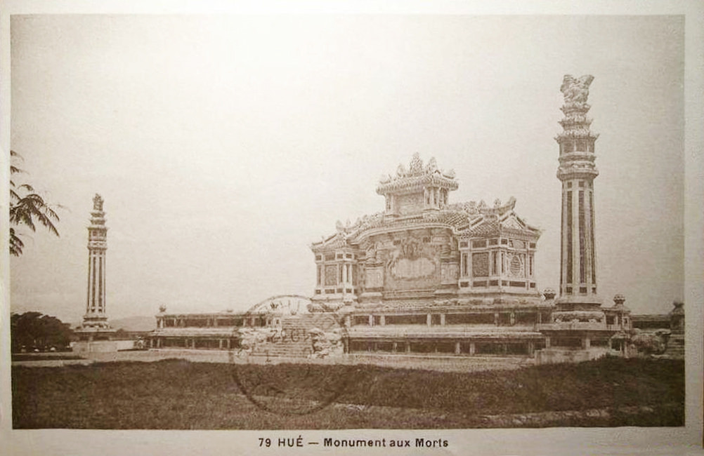 Công trình lịch sử này trong tấm bưu thiếp in năm 1931. Việc tổ chức tuyển mẫu thiết kế đài tưởng niệm đã diễn ra từ ngày 10/4 - 3/5/1920. Trong bốn đồ án dự thi, hội đồng đã chọn đồ án của tác giả Tôn Thất Sa, giáo viên trường Bá công Huế, với giải thưởng là 80 đồng.
