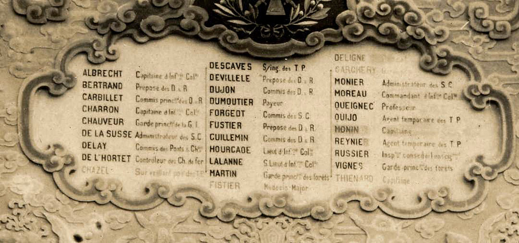 Tên các tử sĩ Pháp được ghi trên công trình. Lễ khánh thành được tổ chức trọng thể vào ngày 23/9/1920 với sự có mặt của vua Khải Định và các quan chức người Pháp ở Đông Dương.