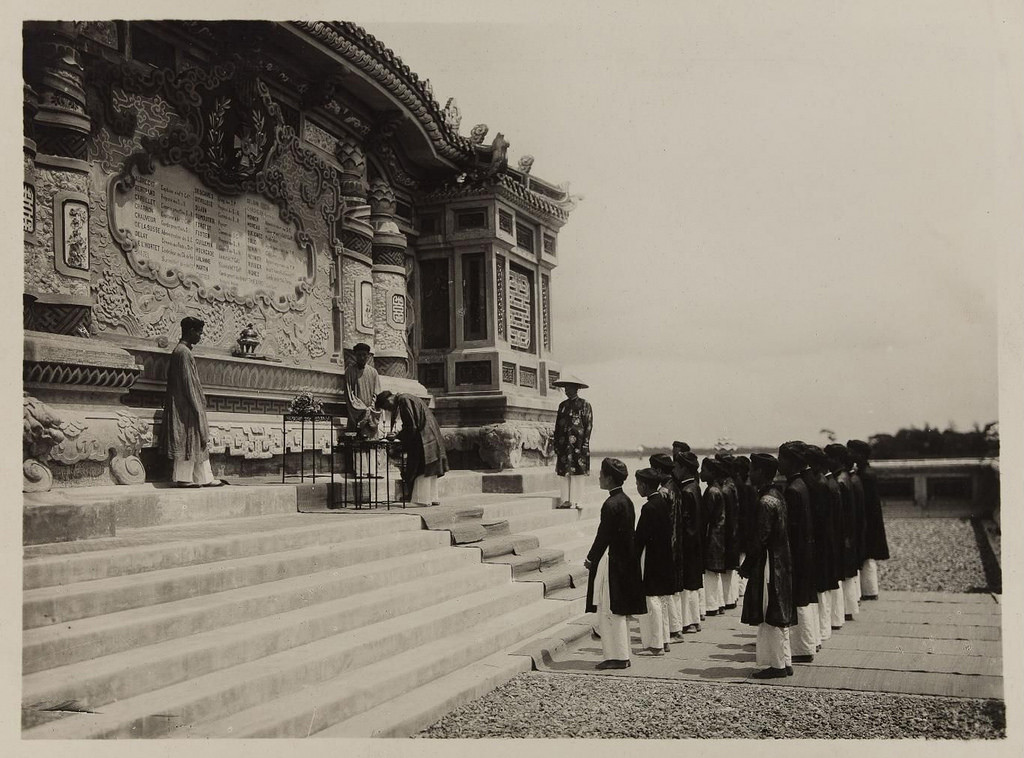 Lễ dâng cúng rượu tại bia Quốc học Huế, năm 1930.