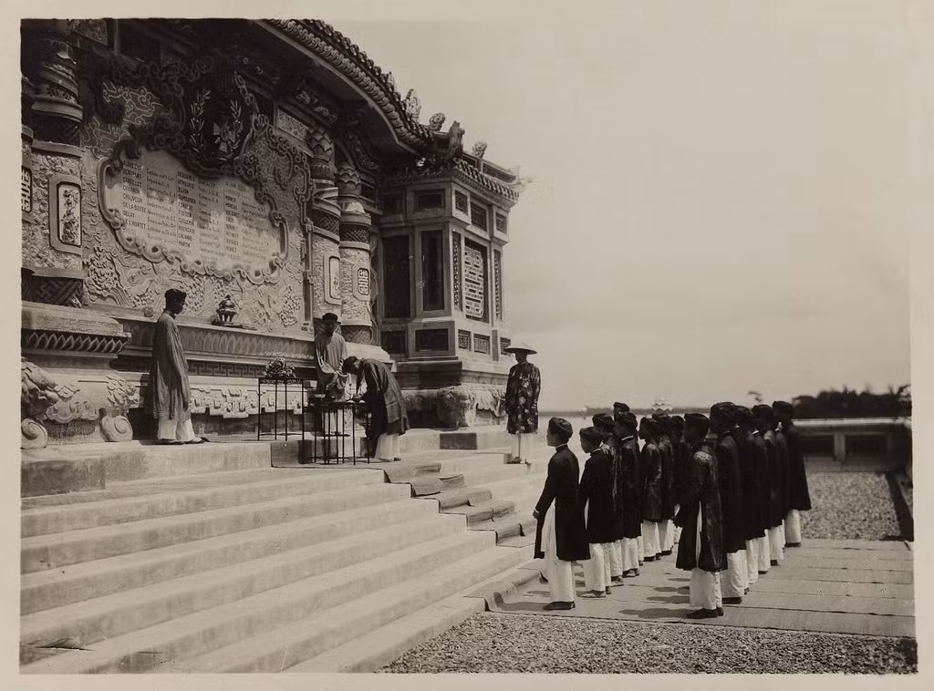 Lễ dâng cúng rượu tại bia Quốc học Huế, năm 1930.