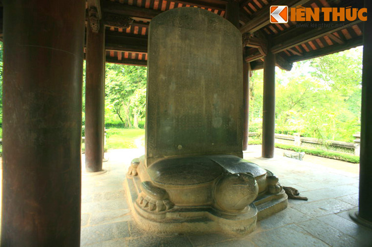 Hình tượng rùa ở bia Vĩnh Lăng, Cố đô Lam Kinh, Thanh Hóa. Không dừng lại ở Tứ linh, với người Việt, rùa còn là loài vật bảo hộ cho đất nước, gắn với truyền thuyết thần Kim Quy dạy vua An Dương Vương xây thành Cổ Loa, trao móng cho vua làm lẫy nỏ thần chống quân xâm lược.