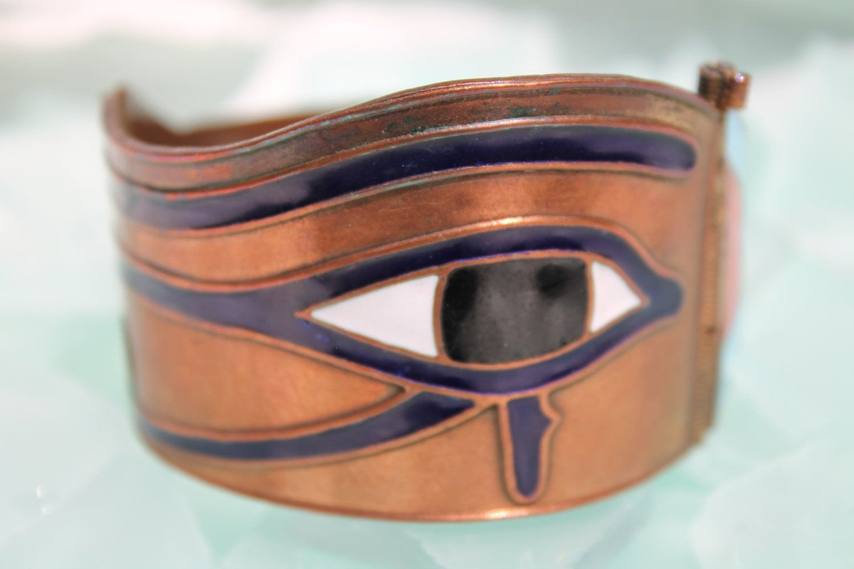 Con mắt này được chia ra làm 6 phần, xuất phát từ truyền thuyết Horus đánh nhau với Set và bị Set xé mắt ra làm 6 phần. Sau đó thần Thoth đã tái sinh con mắt bị xé này.