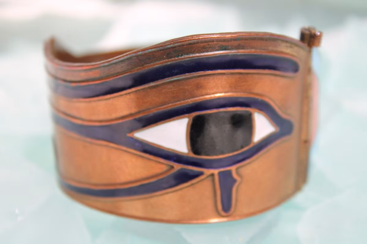 Con mắt này được chia ra làm 6 phần, xuất phát từ truyền thuyết Horus đánh nhau với Set và bị Set xé mắt ra làm 6 phần. Sau đó thần Thoth đã tái sinh con mắt bị xé này.