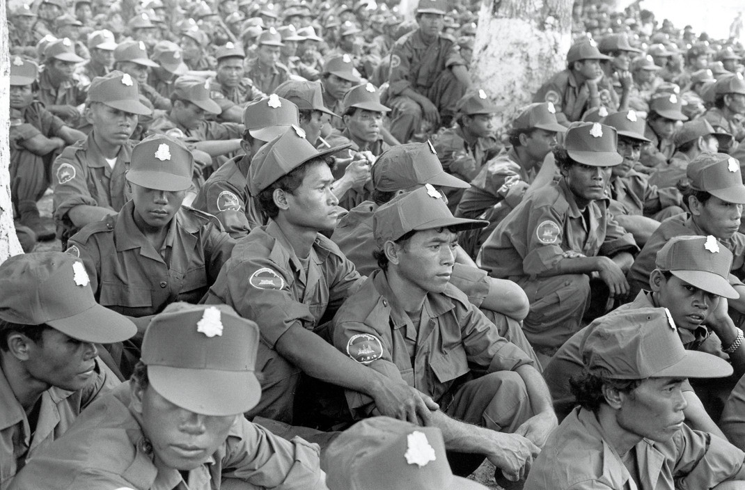 Theo lời kể của các cựu binh Khmer Đỏ tại Anlong Veng, họ phải tiếp tục chiến đấu vì bị Pol Pot tuyên truyền dối trá về khả năng mất mạng nếu đầu hàng. Ảnh: Gilles Peress/ Magnum.